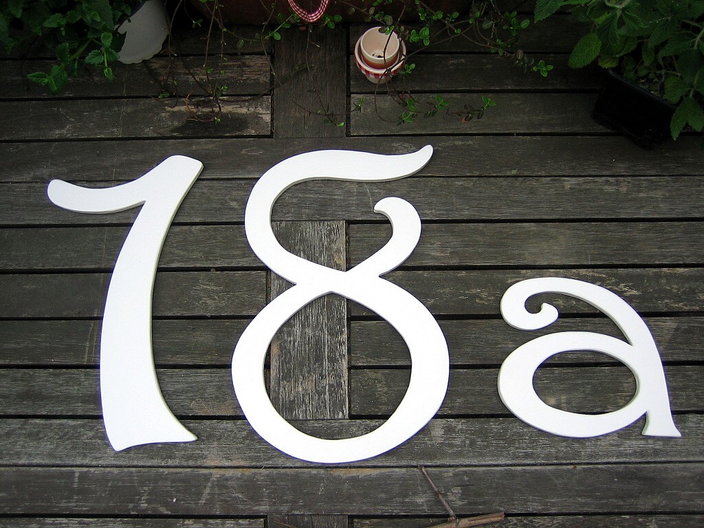 Hausnummer aus Holz. die unbersehbaren groen gesgten Zahlen 18a