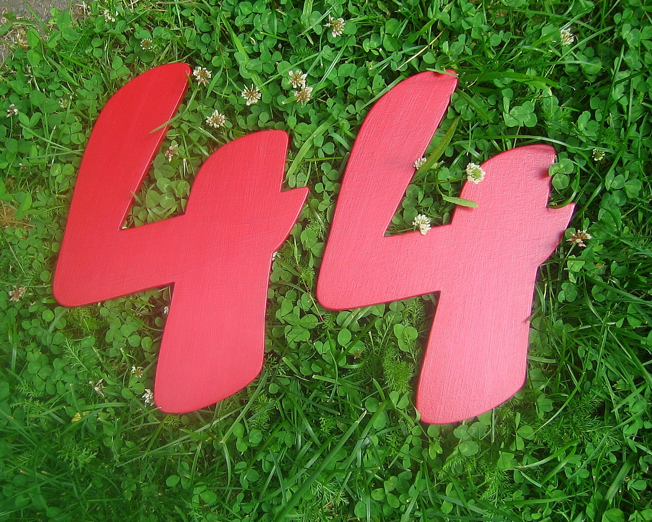 frhliche groe Hausnummer in rot
