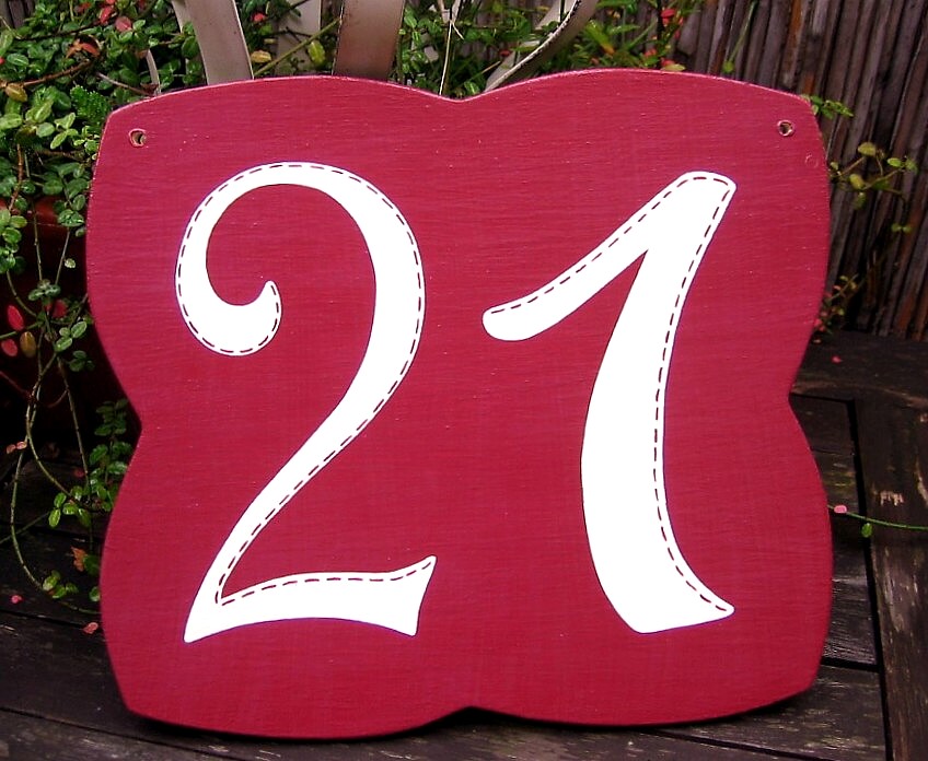 Hausnummerschild mit einer feinen Borduere